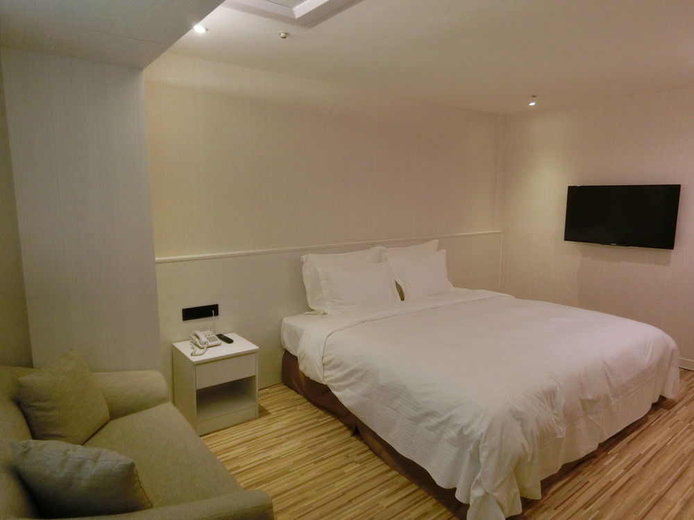 Wemeet Hotel Pingtung Exteriör bild